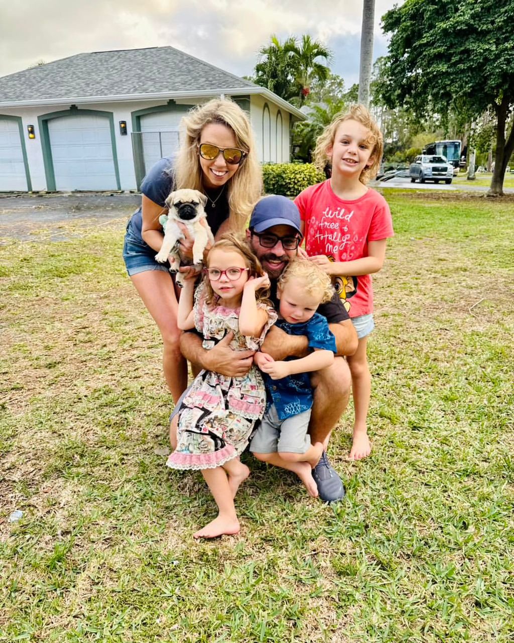 We understand that offering yourself a puppy is no ordinary purchase. We commit to gift you a healthy, trained and “exactly as described” puppy.